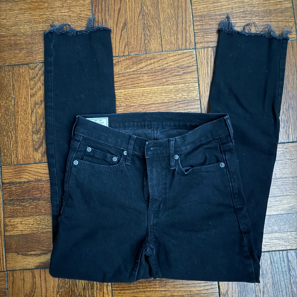 GAP. Black Mid-Rise, Straight Leg Jeans wi/ unfinished hem. Size 2 (26 R). New.